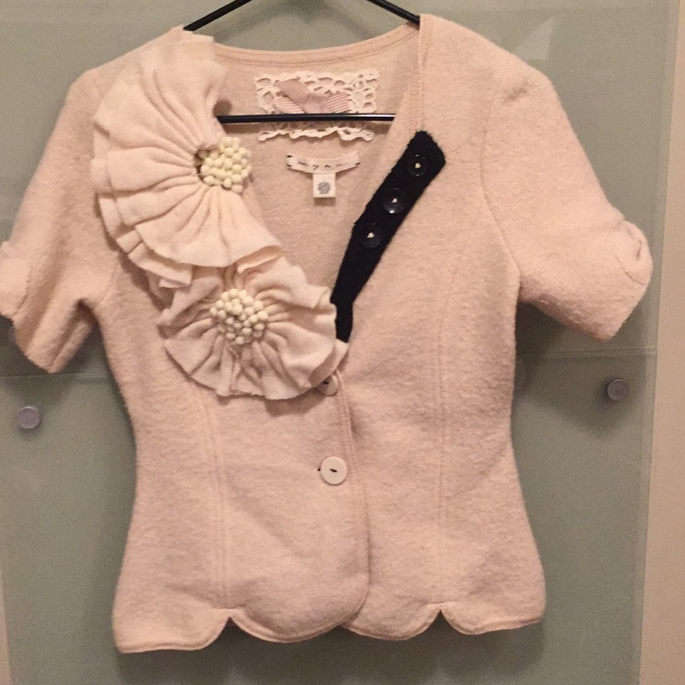 Anthropologie Cream Short-Sleeve Scalloped Hem Floral Appliqué Sweater